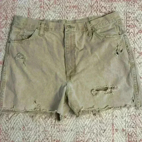 🌵Distressed Wrangler Shorts🌵 - Picture 2 of 3